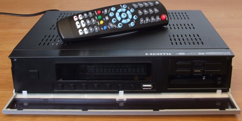 Datei:Coolstream HD1S SAT-Front V2.jpg